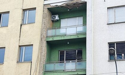 Banjalučani, pazite glavu! Otpada dio fasade sa zgrade u centru grada